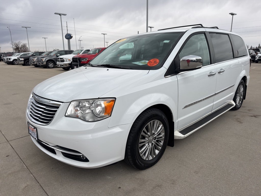 2016 Chrysler Town & Country Touring-L