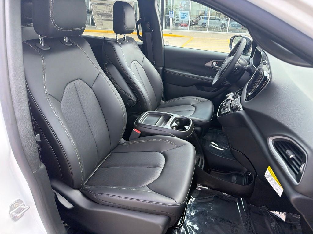 2027 Chrysler Pacifica LX