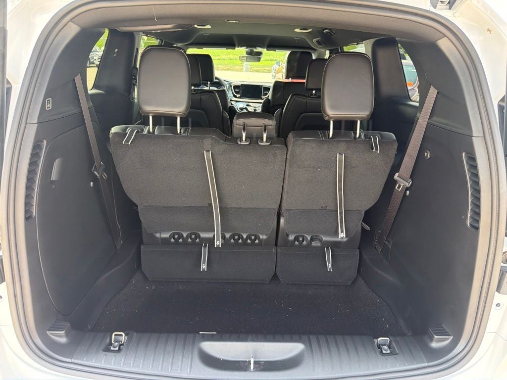 2027 Chrysler Pacifica LX