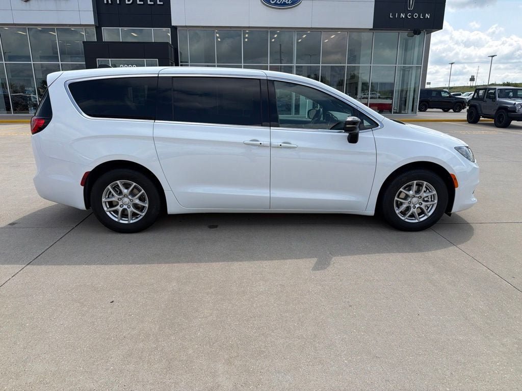 2027 Chrysler Pacifica LX