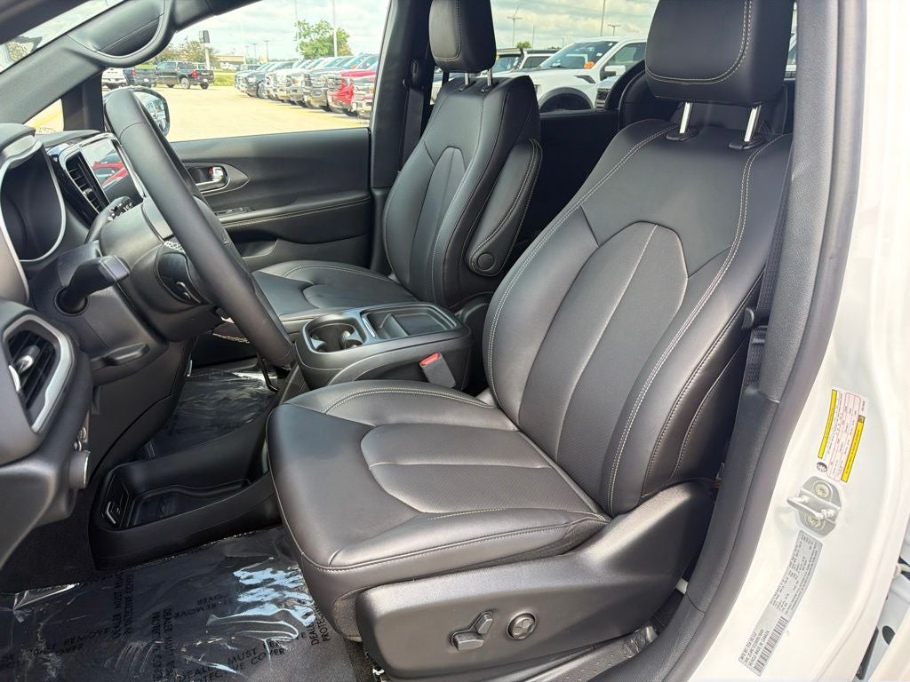 2027 Chrysler Pacifica LX