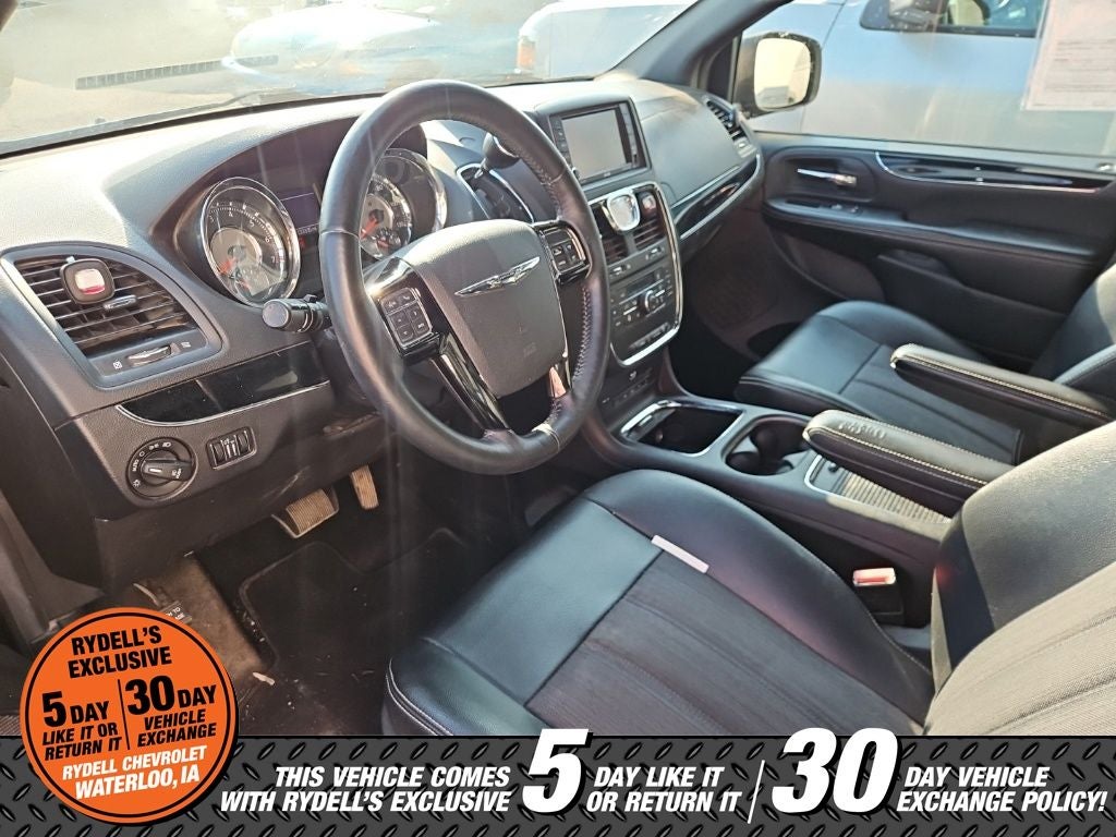 2016 Chrysler Town & Country S