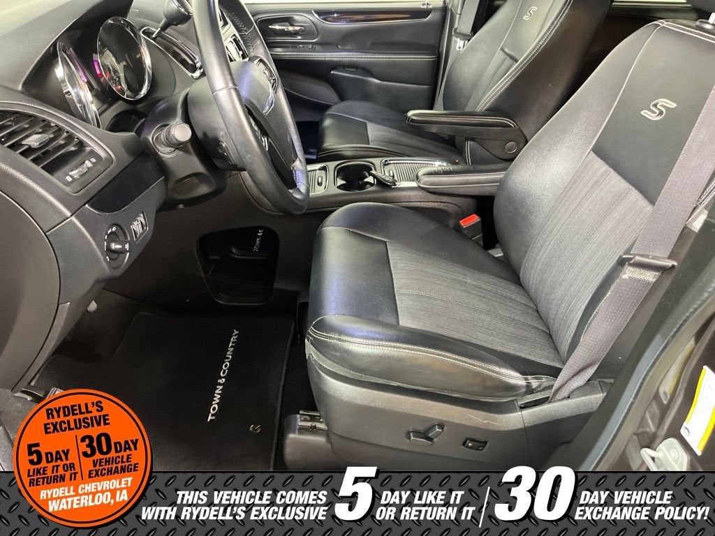 2016 Chrysler Town & Country S