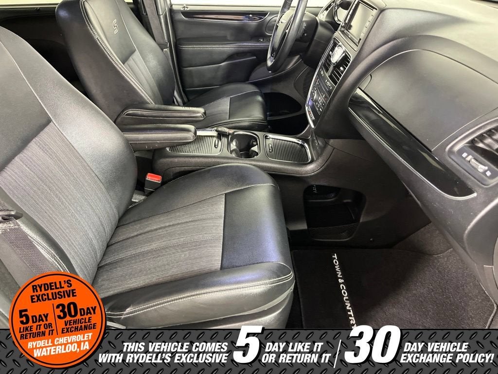 2016 Chrysler Town & Country S