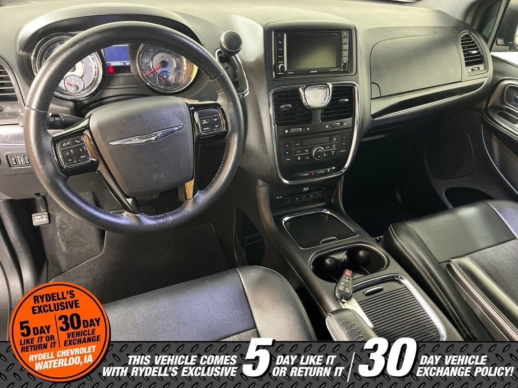 2016 Chrysler Town & Country S