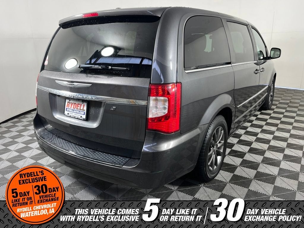 2016 Chrysler Town & Country S